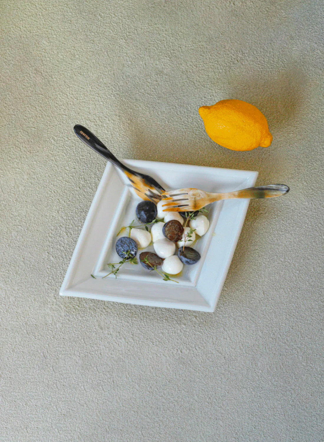 Mujagi Gloss Milk Dia Plate, large